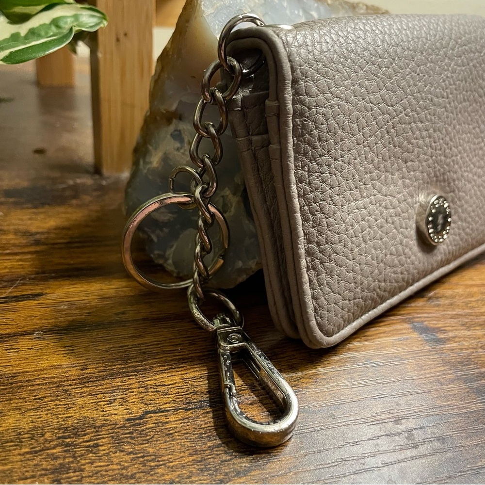 Steve Madden | Pebbled Leather Card Holder with Keychain - Picture 3 of 4